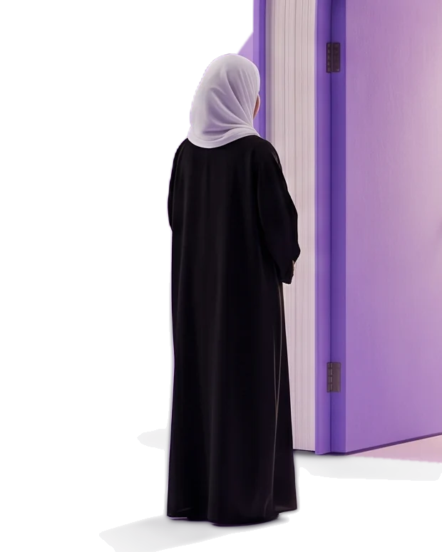 Une mère vêtue de noir et d’un voile blanc, vue de dos, se tient debout près d’une porte ouverte.
