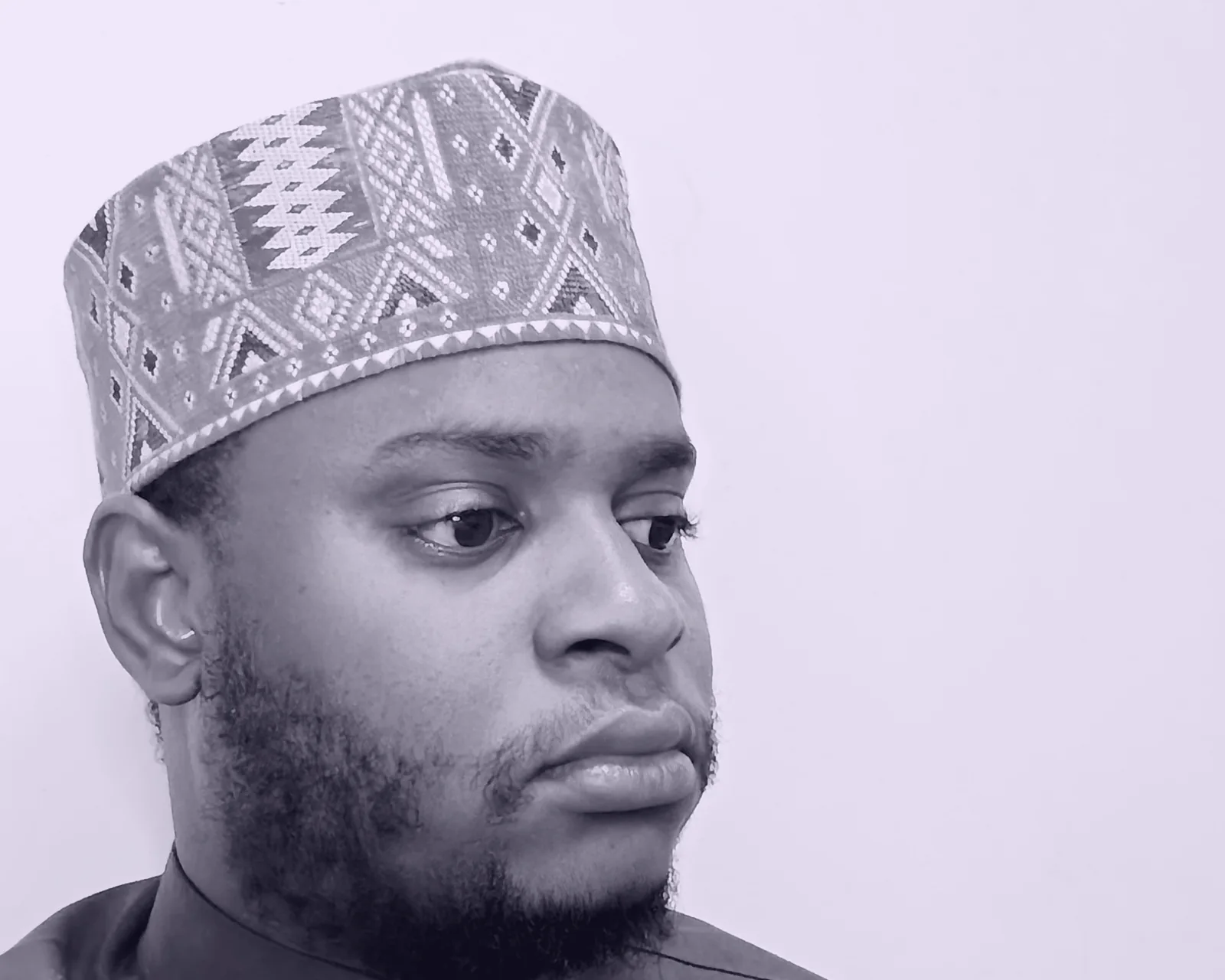 Abdoulaye Mouhidine Sow, directeur et fondateur de Rewayah Academy, en calotte brodée, le regard tourné vers la droite.