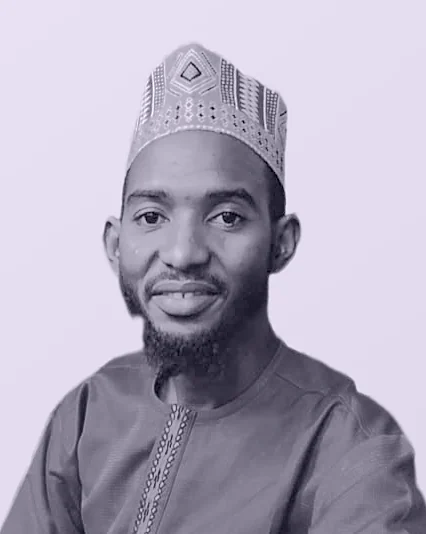 Ahmad Diallo, fondateur de Rewayah Academy, en calotte brodée et grand boubou, souriant, de face.