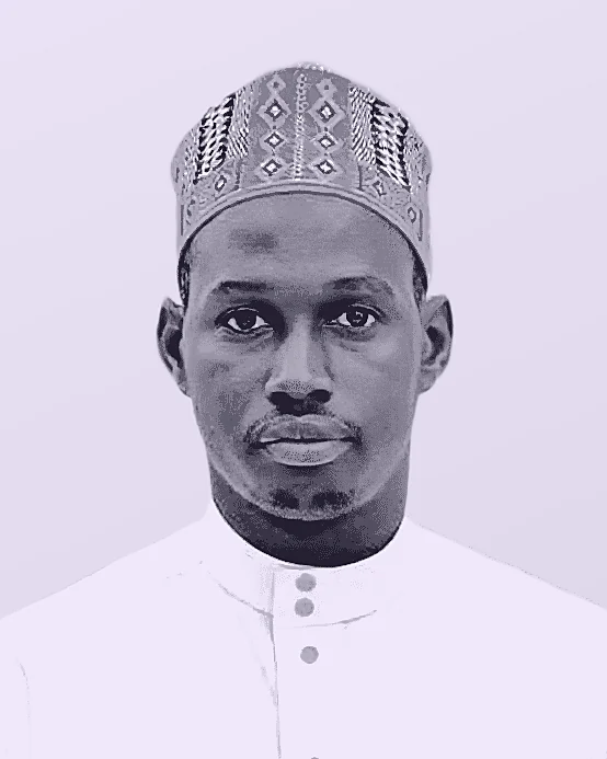 Mamadou Alimou Diallo, fondateur de Rewayah Academy, en calotte brodée et tunique claire, de face.